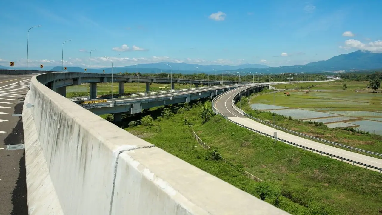 PT Waskita Toll Road (WTR) membuka Jalan Tol Ciawi-Sukabumi (Tol Bocimi) seksi Cigombong-Cibadak dan Jalan Tol Pasuruan-Probolinggo (Tol Paspro) seksi Probolinggo Timur-Gending secara fungsional selama periode mudik Lebaran 2023.(Dok Waskita)