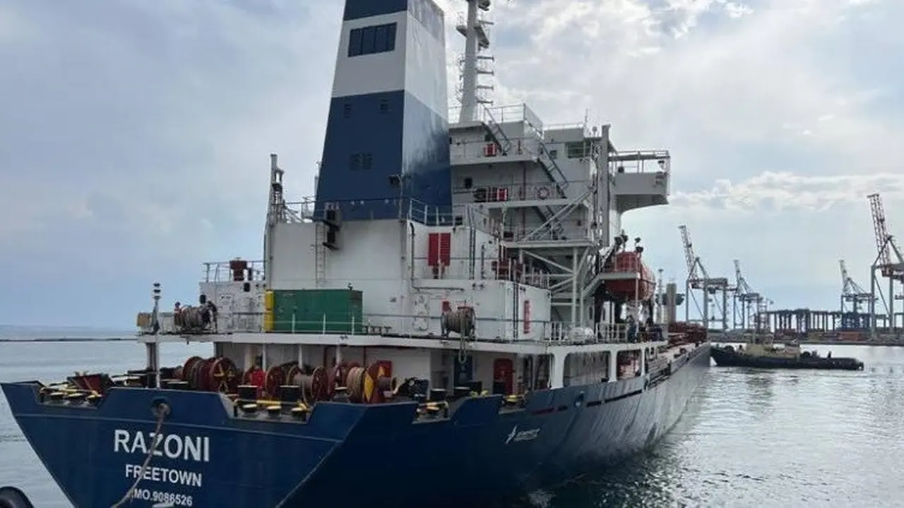 Kapal Razoni terlihat meninggalkan pelabuhan Odesa, dalam foto yang dirilis oleh kementerian pertahanan Turki. (Dok Kementerian Pertahanan Turki/Anadolu Agency)