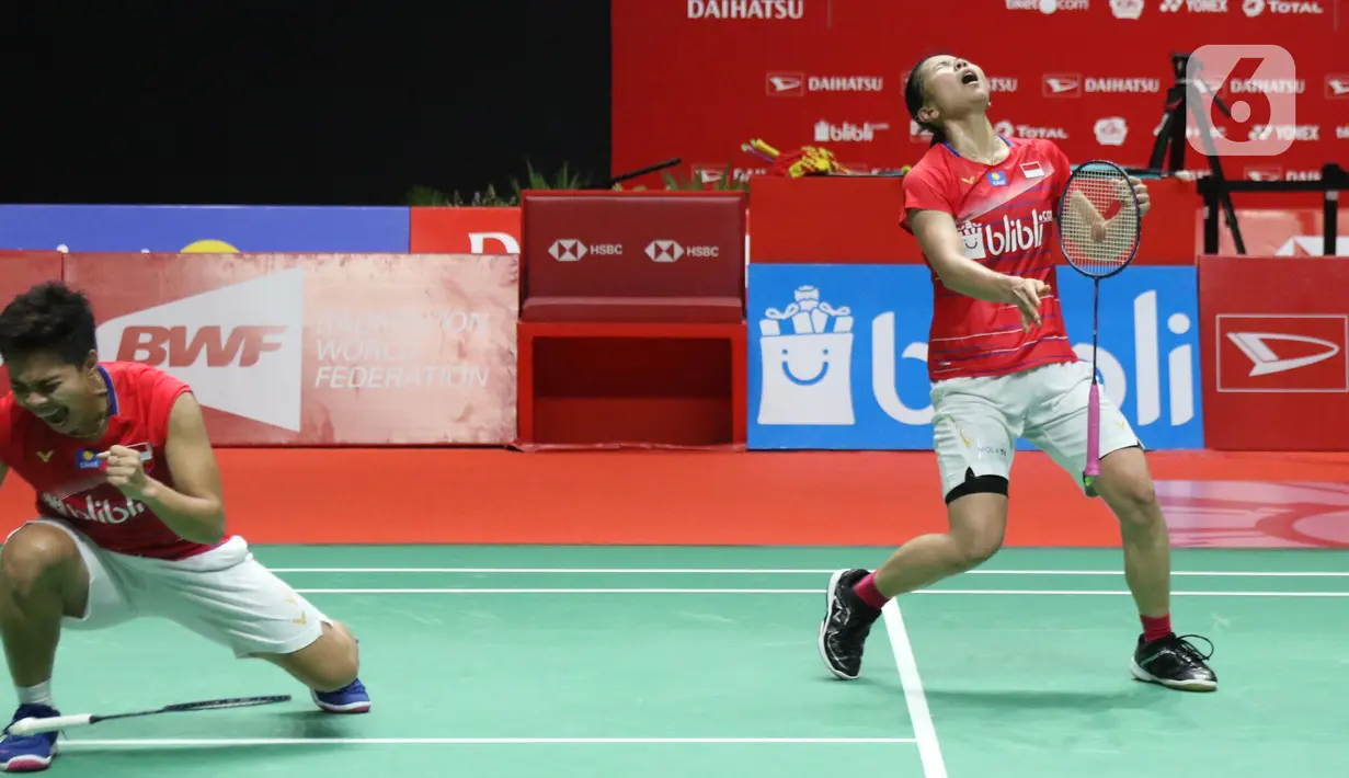 Pebulutangkis Indonesia, Greysia Polii/Apriyani Rahayu merayakan kemenangan usai melawan Maiken Fruergaard/Sara Thygesen (Denmark) pada final ganda putri Indonesia Masters 2020 di Istora GBK, Jakarta, MInggu (19/1/2020). Greysia/Apriyani unggul 18-21 21-11 23-21. (Liputan6.com/Helmi Fithriansyah)
