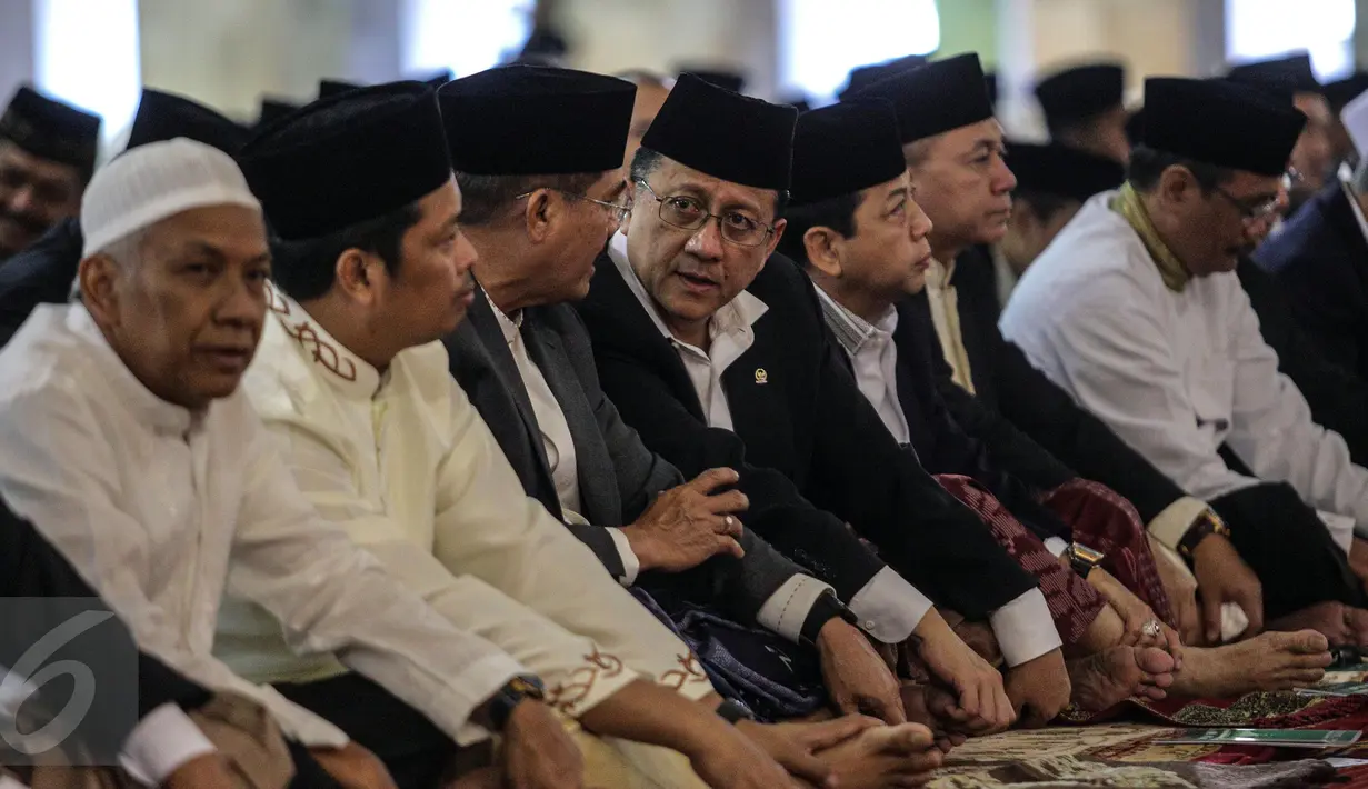 Wapres Jusuf Kalla bersama ribuan umat muslim serta pejabat tinggi negara melakukan salat Idul Fitri di Masjid Istiqlal, Jakarta, Jumat (17/7/2015).  Tampak, Ketua DPD RI Irman Gusman saat mengikuti salat Id. (Liputan6.com/Faizal Fanani)