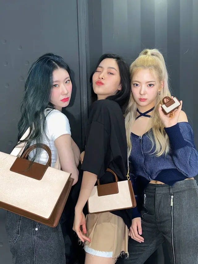 ITZY (IST)