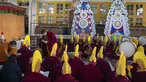 Biksu Buddha Tibet di pengasingan dengan topi upacara kuning berpartisipasi dalam sesi doa pagi untuk menyambut Tahun Kelinci Air di Dharamshala, India, Selasa (21/2/2023). Losar tahun ini jatuh pada tanggal 21 Februari 2023. Menurut penanggalan Tibet, ini adalah awal tahun Kelinci Air 2150. (AP Photo/Ashwini Bhatia)