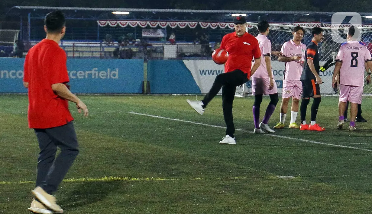 Tim Selebriti FC terdiri dari parah artis hingga mantan pesepak bola. Selain Darius, ikut hadir Raffi Ahmad, Augie Fantinus, Iko Uwais, Bastian Steel, Said Bajuri, Syamsir Alam, Atep, Budi Sudarsono hingga Cristian Gonzalez. (Liputan6.com/Herman Zakharia)