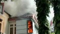 Kantor DPRD Kabupaten Gowa diserang dan dibakar sekelompok orang. 
