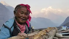 Seorang wanita Nepal berpose saat difoto di Khumbu Lembah di wilayah Everest di Nepal dalam gambar yang diambil tanggal 11 April 2016. Pascagempa setahun lalu, kehidupan warga di kaki Gunung Everest berangsur normal. (REUTERS/Antoni Slodkowski)