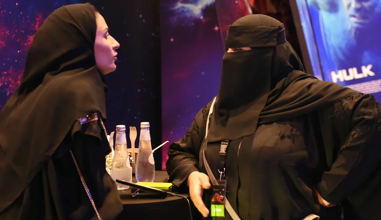 Anggota staf perempuan Arab Saudi berbincang di bioskop di Mal Riyadh Park yang baru dibuka untuk umum, Riyadh (30/4). Setelah pelarangan selama 35 tahun, bioskop kembali beroperasi di Arab Saudi. (AFP/Fayez Nureldine)