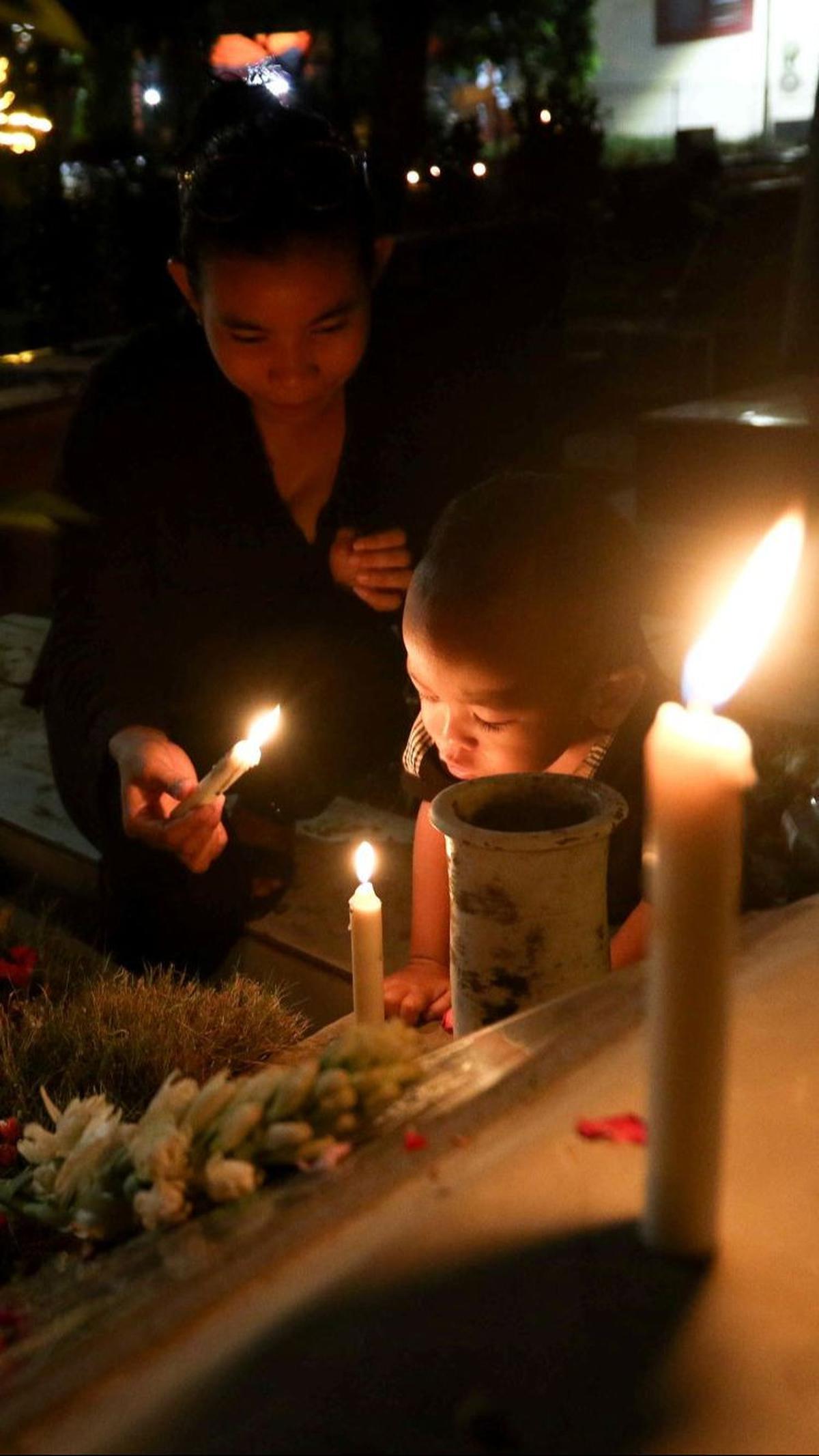 Ziarah telah menjadi tradisi keluarga keturunan Portugis di Kampung Tugu menjelang Hari Raya Natal.