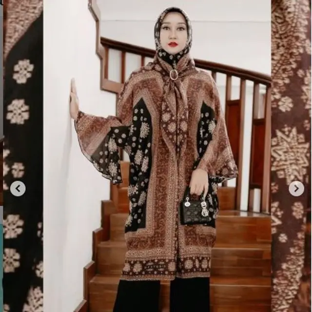Gaya Dian Pelangi Ubah Kerudung Jadi Baju Batik