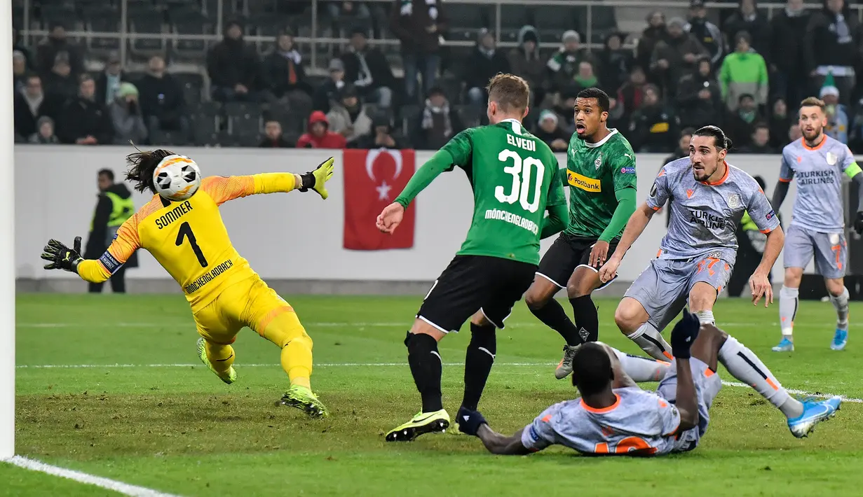 Pemain Istanbul Basaksehir (Enzo Crivelli) mencetak gol ke gawang Borussia Moenchengladbach pada laga Grup J Liga Europa di Moenchengladbach, Jerman, Kamis (12/12/2019). Moenchengladbach gagal ke fase gugur setelah kalah 1-2 dari Basaksehir. (AP Photo/Martin Meissner)