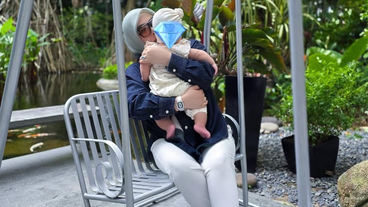 Anak Syahrini Pilih Nyeker padahal Punya Koleksi Sepatu Mewah
