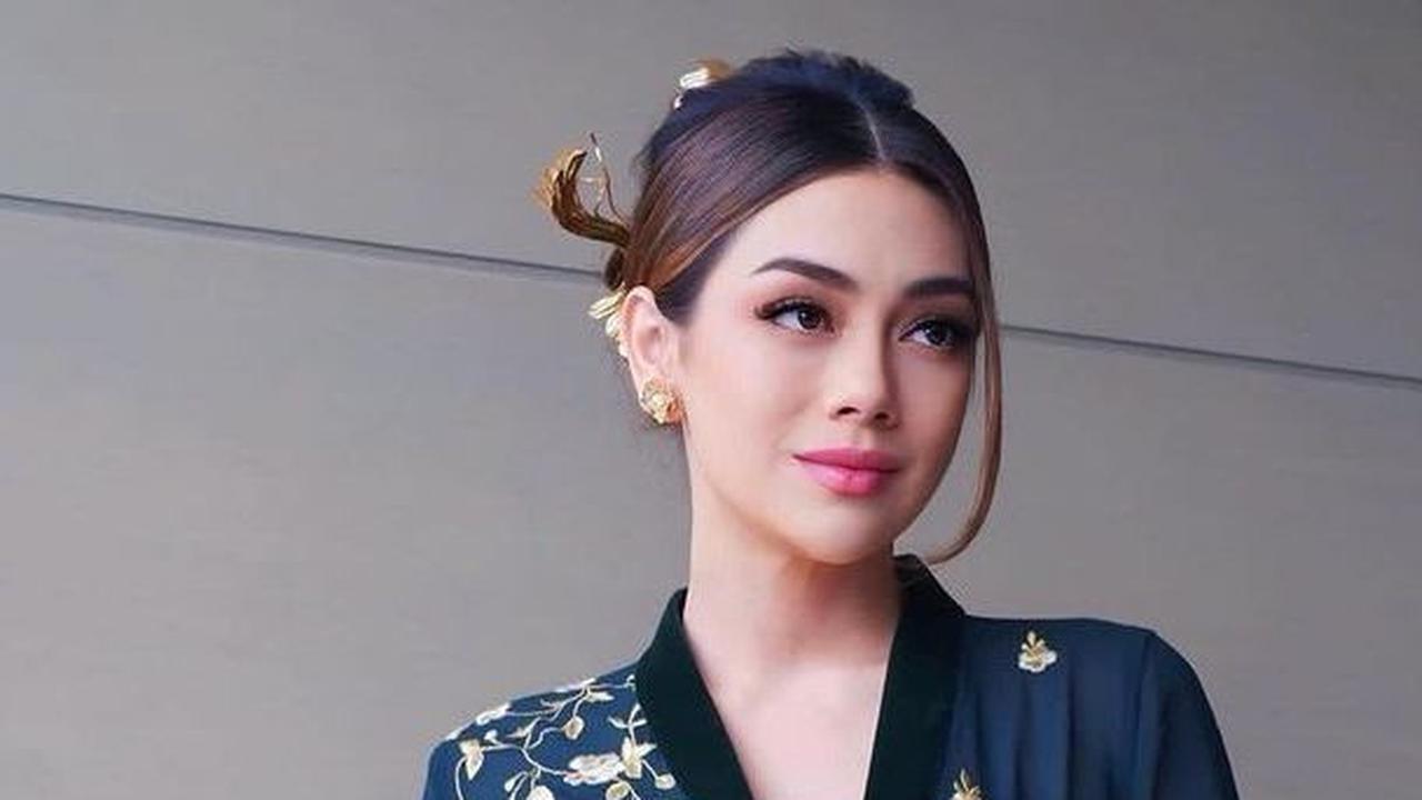 Pesona Celine Evangelista Foto bareng Jenderal TNI dan Istrinya, Penampilannya Curi Perhatian