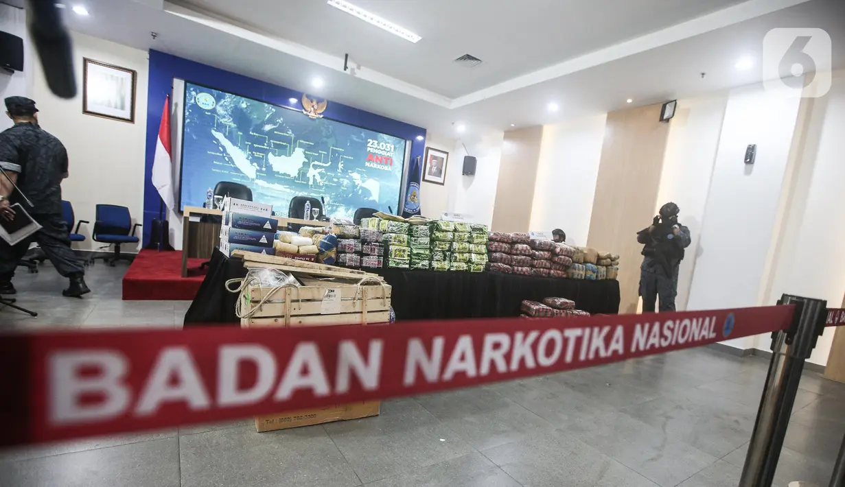 <p>Barang bukti diperlihatkan saat rilis pengungkapan kasus tindak pidana narkotika di Gedung BNN, Jakarta, Kamis (14/7/2022). Dari 22 tersangka terdapat empat orang yang merupakan aparat penegak hukum dengan status aktif. (Liputan6.com/Faizal Fanani)</p>