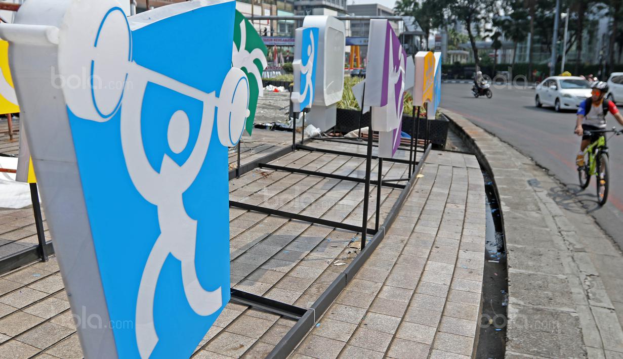 Logo cabang olahraga Angkat Besi Asian Games 2018 terpampang di Bundaran HI, Jakarta, (17/8/2017), Asian Games mengambil tema Energy Of Asia dan akan dibuka oleh Presiden Republik Indonesia Joko Widodo. (Bola.com/Nicklas Hanoatubun)