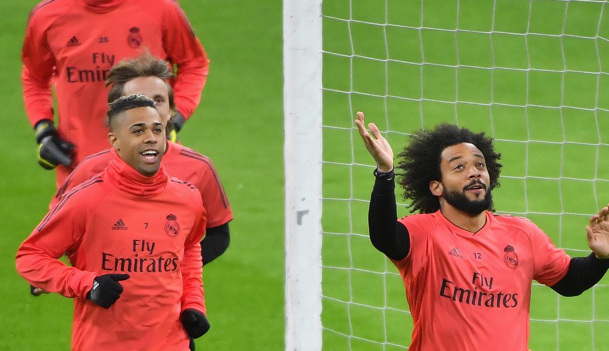 Bek Real Madrid, Marcelo, berlari saat latihan jelang laga Liga Champions 2019 di Johan Cruijff Arena, Selasa (12/2). Real Madrid akan berhadapan dengan Ajax Amsterdam. (AFP/Emmanuel Dunand)