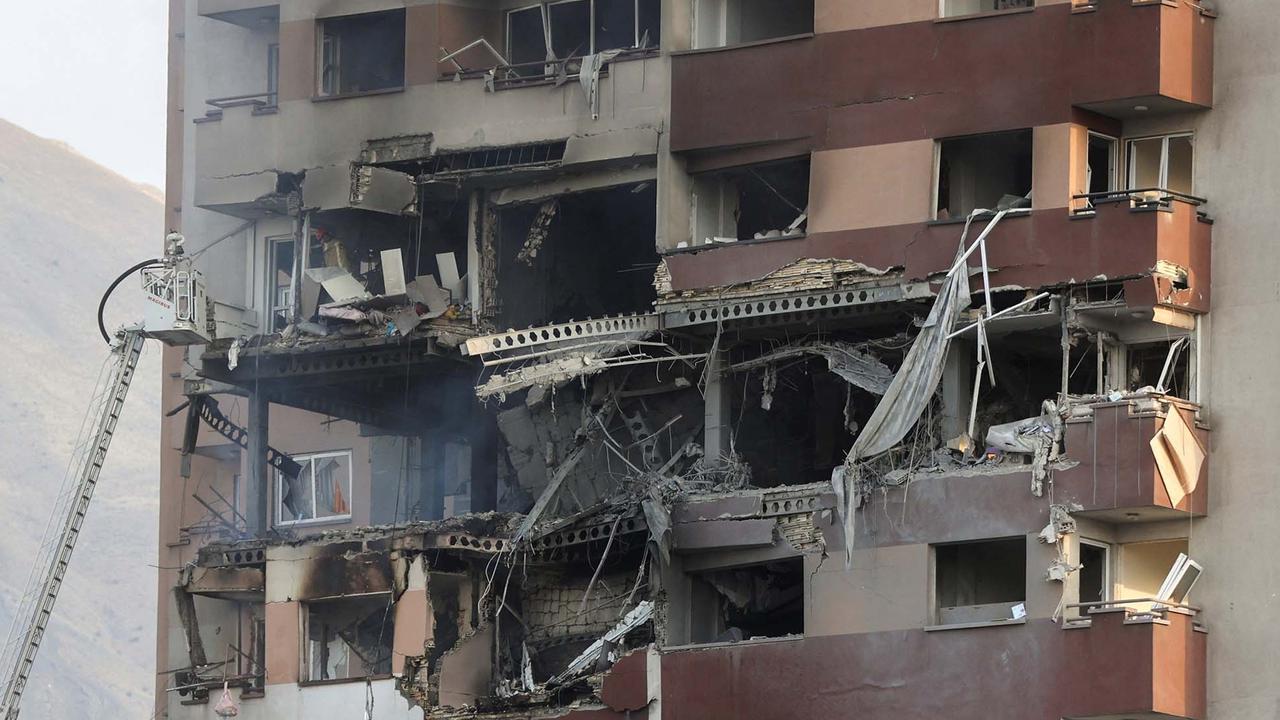FOTO: Kerusakan Bangunan Paska Serangan Israel di Teheran