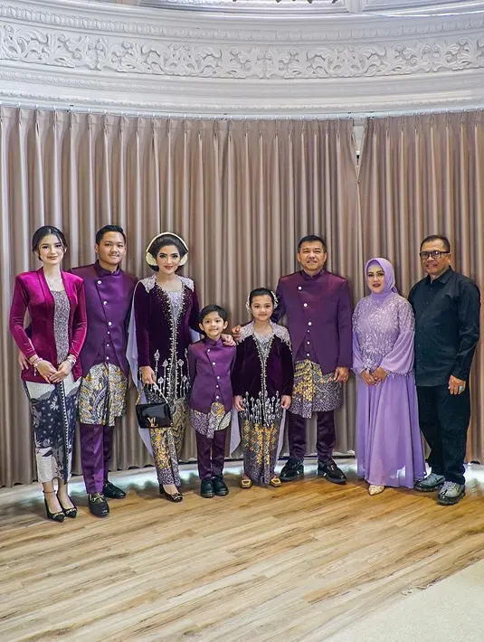 Sarah Menzel juga turut serta di acara Mitoni Aurel Hermansyah. Kebaya pilihan Sarah tak kalah cantik, bersiluet kutu baru dari bahan velvet dengan bagian tengah dipenuhi payet berkilauan. [Foto: Instagram/ashanty_ash]