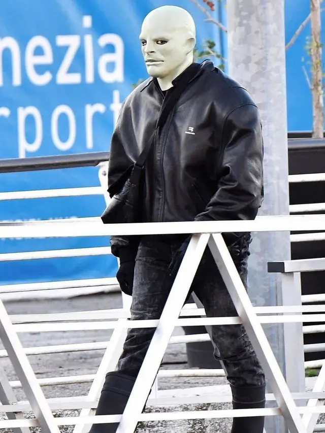 Kanye berjalan di Venice kenakan topeng (Instagram/Backgrid)