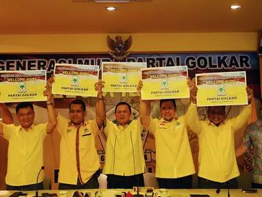 Sejumlah fungsionaris Generasi Muda Partai Golkar mengangkat pamflet usai memberi keterangan di Jakarta, Jumat (29/1/2016). GMPG mengapresiasi keputusan Menkumham yang memberi kepastian legal standing DPP Partai Golkar. (Liputan6.com/Helmi Fithriansyah)