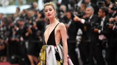 Aktris AS Amber Heard berpose saat tiba dalam pemutaran film "Sorry Angel (Plaire, Aimer et Courir Vite)" pada Festival Film Cannes ke-71 di Cannes, Prancis (10/5). Amber Heard tampil seksi saat menghadiri festival fim tersebut. (AFP Photo/Loic Venance)