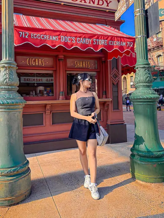 OOTD liburan yang manis dari Fuji mengenakan outfit serba hitam. Atasan tanpa lengan dipadunya dengan short pants yang sama-sama berwarna hitam, serta sneakers putih. [Foto: Instagram/fuji_an]