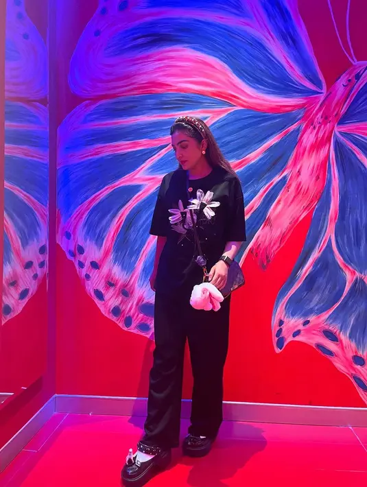 Ashanty pamer OOTD ala anak skena dengan oversized shirt bermotif bunga dan celana hitam [@ashanty_ash]