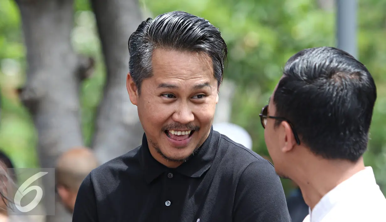 Gitaris Grup Band Coklat Ernest menghadiri prosesi pemakaman anak pertama presenter Farhan, Muhammad Ridzky Khalid, di TPU Tanah Kusir, Jakarta, Senin (21/12). (Liputan6.com/Immanuel Antonius)