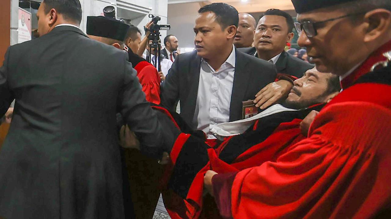 FOTO:  Detik Detik Anwar Usman Jatuh Pingsan di Gedung MK