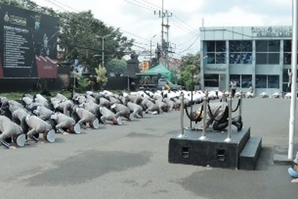Sujud massal anggota Polrestabes Malang usai tragedi Kanjuruhan, Malang. (Foto: Polda Jatim/Liputan6.com)