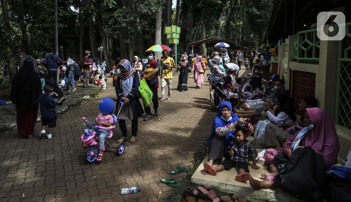 <p>Pengunjung menikmati liburan hari kedua Idul Fitri 1443 H di Taman Margasatwa Ragunan, Jakarta, Selasa (3/5/2022). Masyarakat disarankan mendaftar secara online satu hari sebelum kedatangan. (Liputan6.com/Johan Tallo)</p>