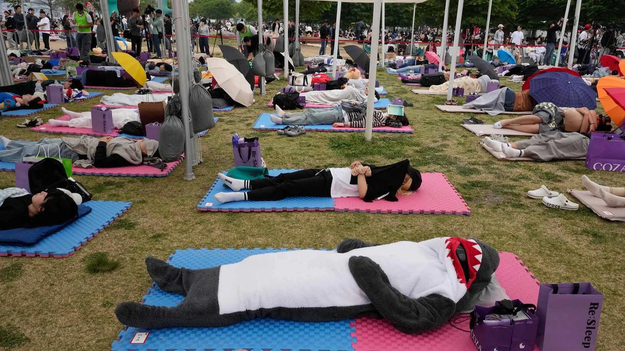 FOTO: Ratusan Warga Seoul Ikuti Kompetisi Tidur Siang di Tepi Sungai Han