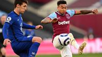 Bek Chelsea, Andreas Christensen (kiri) mengadang bintang West Ham, Jesse Lingard pada laga lanjutan Liga Inggris 2020/2021, Minggu (25/04/2021) dini hari WIB. (ANDY RAIN / POOL / AFP)