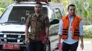 Pemilik CV 9 Naga Gilang Ramadhan dikawal petugas berjalan untuk menjalani pemeriksaan perdana di gedung KPK, Jakarta, Jumat (10/8). Gilang diduga sebagai penyuap Bupati Lampung Selatan nonaktif Zainudin Hasan. (Merdeka.com/Dwi Narwoko)