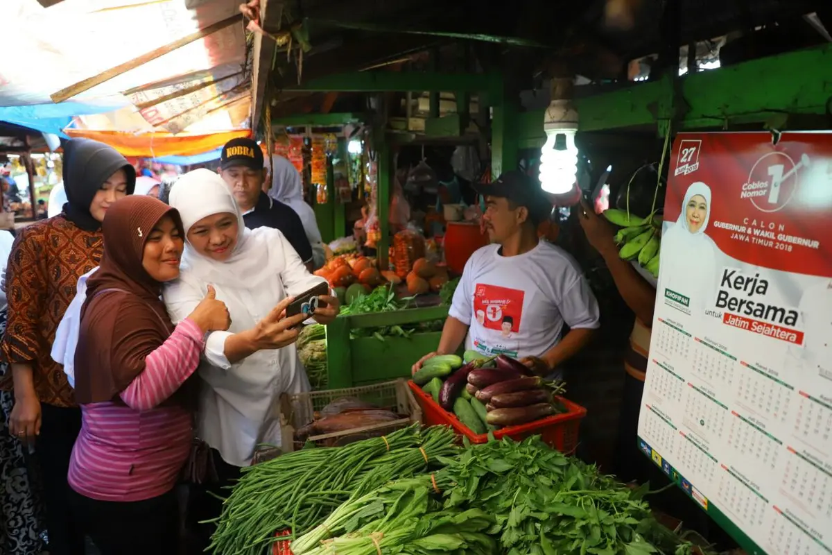 Calon Gubernur Jatim Khofifah Indar Parawansa saat meninjau pasar Taman, Sidoarjo, Jawa Timur, Rabu (28/2/2018). (Istimewa)