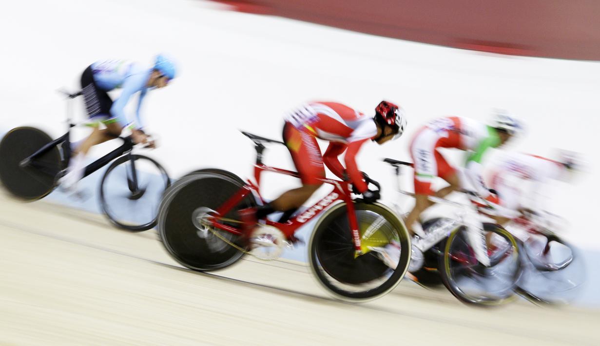 Pesepeda Indonesia, Angga Dwi Wahyu (merah), memacu kecepatan pada nomor scratch race junior putra saat Asian Track Championship 2019 di Jakarta International Veledrome, Jakarta, Kamis (10/1). Angga berhasil meraih emas. (Bola.com/Yoppy Renato)