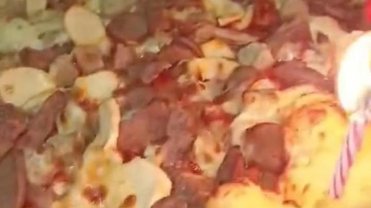Lewat unggahan lainnya, pemilik video juga menjelaskan jika dirinya juga mendapat kejutan serupa tahun lalu.<br>Bedanya ia mendapat sekotak pizza dengan dua lilin di atasnya.<br>Namun saat itu sang istri justru kurang berkenan karena merasa pizza itu terl