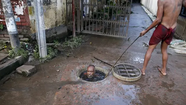 Berupah Kecil Rp 83 Ribu, Seperti ini Pekerjaan Para Penyelam Selokan