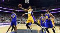 Aksi pemain LA Lakers, D'Angelo Russell #1 melakukan layup melawan Golden State Warriors pada laga NBA preseason game di T-Mobile Arena, Las Vegas, Nevada, Minggu (16/10/2016) WIB.  Golden State menang 112-107.   (Ethan Miller/Getty Images/AFP)