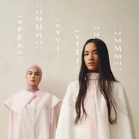 Mengusung tema harmoni dan perjalanan menemukan ritme diri, koleksi ini terinspirasi dari filosofi kerang, simbol kekuatan yang tersimpan dalam kelembutan. [@riamirandaofficial].