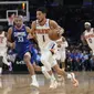 Aksi pemain Phoenix Suns Devin Booker saat melawan Clippers di play-off NBA 2023 (AP)