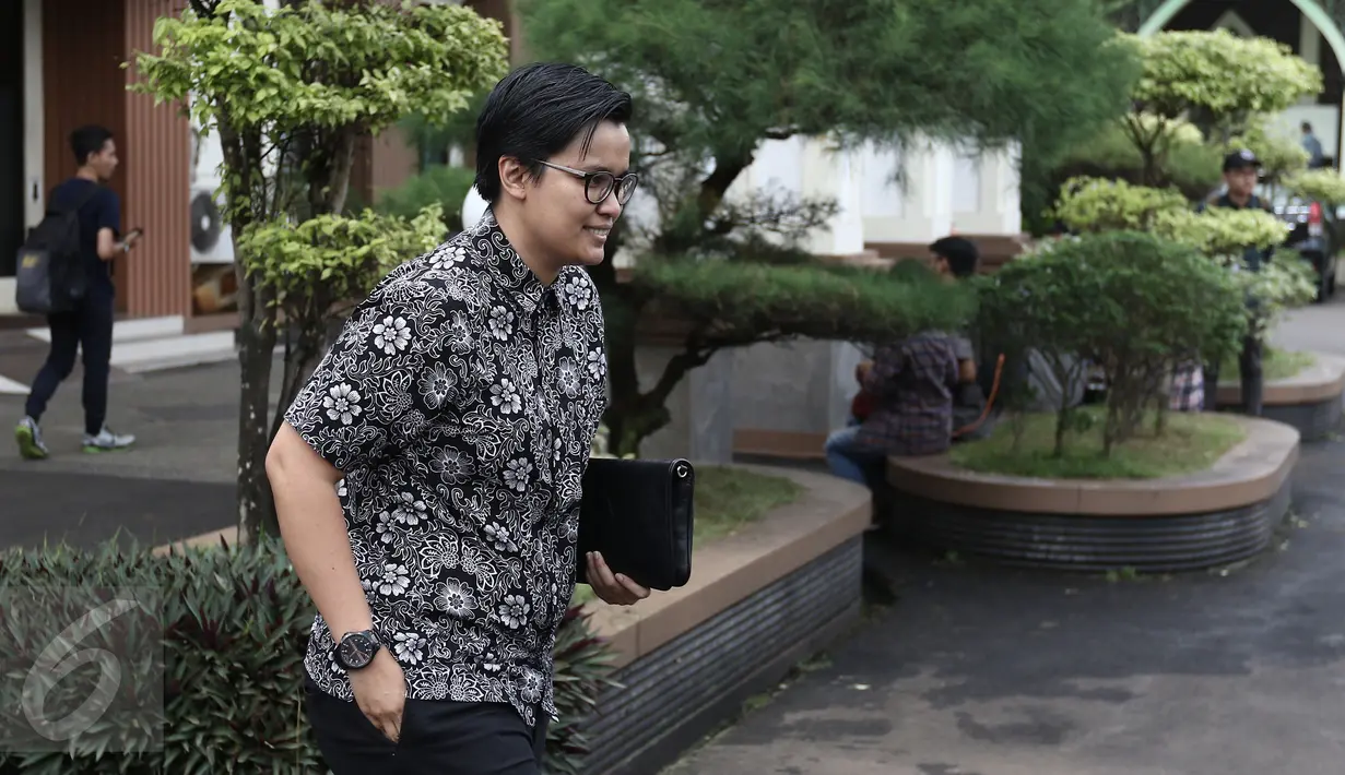 Kuasa hukum Aming Sugandhi, Devi Waluyo, meninggalkan Pengadilan Agama Jakarta Selatan usai mendaftarkan talak cerai, Jumat (3/3). Pengacara Aming enggan menuturkan alasan kliennya memilih berpisah dengan Evelyn Nada Anjani. (Liputan6.com/Herman Zakharia)