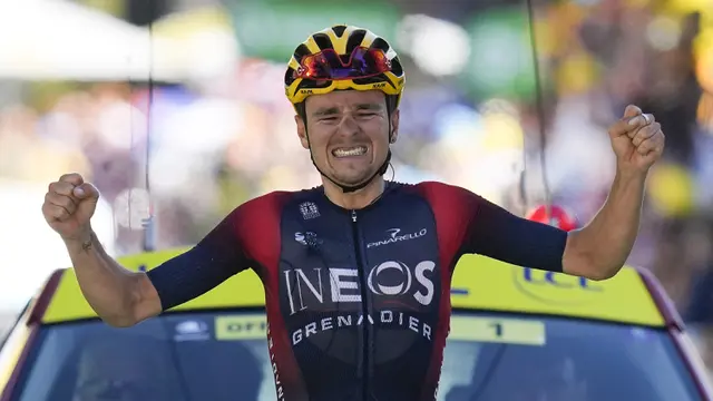 Foto: Sejarah Baru Tercipta di Stage 12 Tour de France 2022, Tom Pidcock Jadi Pemenang Termuda di Rute Legendaris Alpe d'Hues