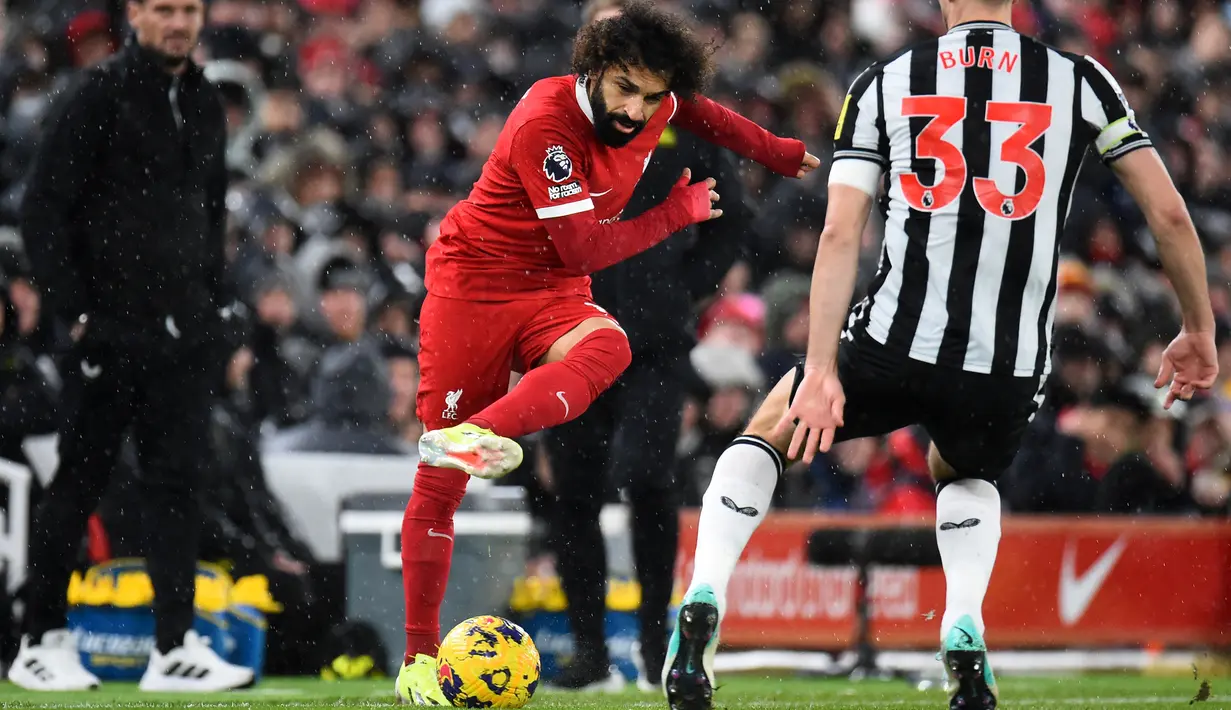 Laga ini menandakan gol ke-150 dan ke-151 Mo Salah bersama Liverpool di ajang Premier League. (PETER POWELL / AFP)