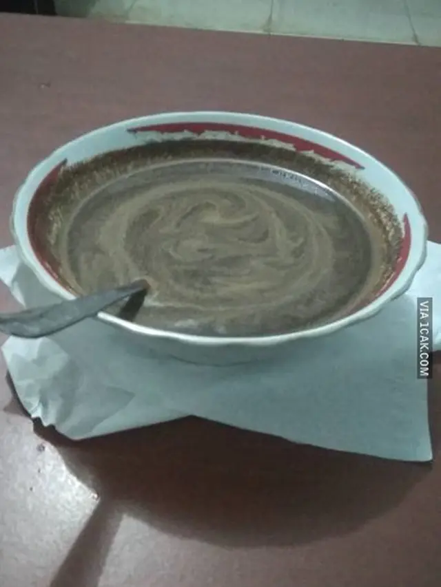 6 Cara Minum Ini Anti-mainstream Banget, Bikin Heran