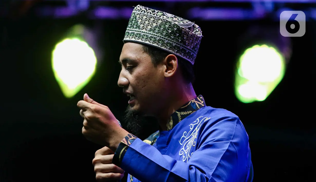 Ustad Abi Azkakia memberikan penyegaran rohani sambil menunggu waktu berbuka puasa. (Liputan6.com/Herman Zakharia)