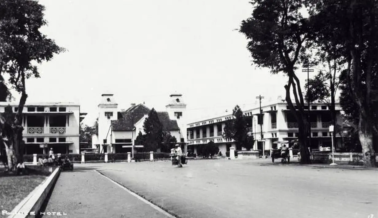 Jalan di depan Hotel Pelangi, Malang. Terlihat ada becak parkir di bawah pohon. (Source: jelajahmalangku.blogspot.com)