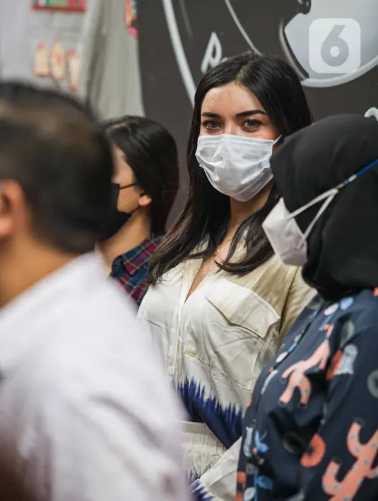 Selebgram Millen Cyrus dihadirkan saat gelar perkara terkait penggunan psikotropika benzodiazepine di Direktorat Narkoba Polda Metro Jaya, Jakarta, Senin (1/3/2021). Millen kedapatan positif psikotropika benzodiazepine. (Liputan6.com/Faizal Fanani)
