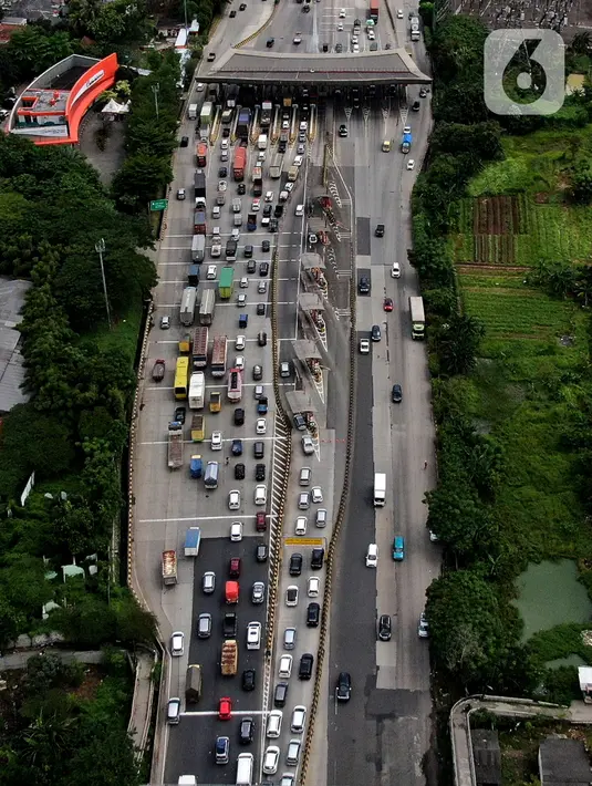 <p>Pantauan udara kemacetan di gerbang masuk tol Cikupa, Tangerang, Banten, Kamis (28/4/2022). Memasuki H-4 Hari Raya Idulfitri 1443 H atau Lebaran 2022, kendaraan pemudik dengan menggunakan kendaraan pribadi mengular di pintu tol Cikupa arah Merak. Kemacetan terjadi kurang lebih hingga dua km meter. (Liputan6.com/Angga Yuniar)</p>
<p> </p>