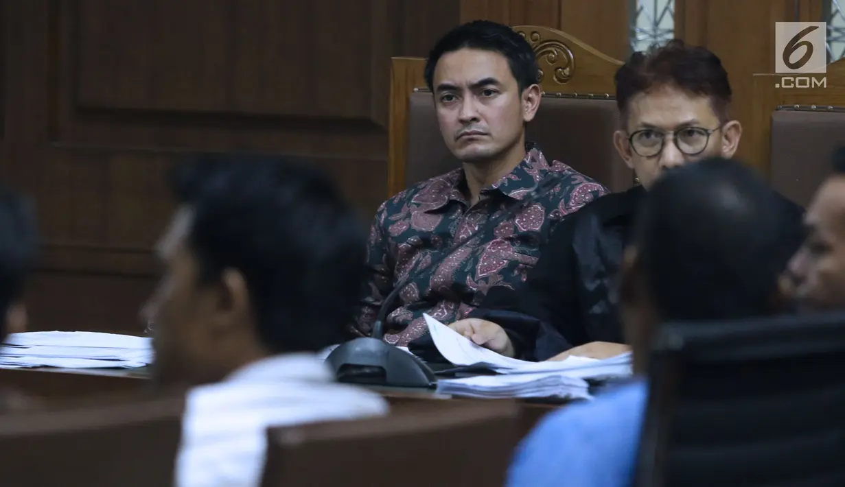 Gubernur nonaktif Jambi, Zumi Zola menyimak keterangan saksi saat menjalani sidang lanjutan kasus dugaan menerima gratifikasi dan suap di Pengadilan Tipikor Jakarta, Kamis (6/9). Sidang menghadirkan 10 orang. (Liputan6.com/Helmi Fithriansyah)