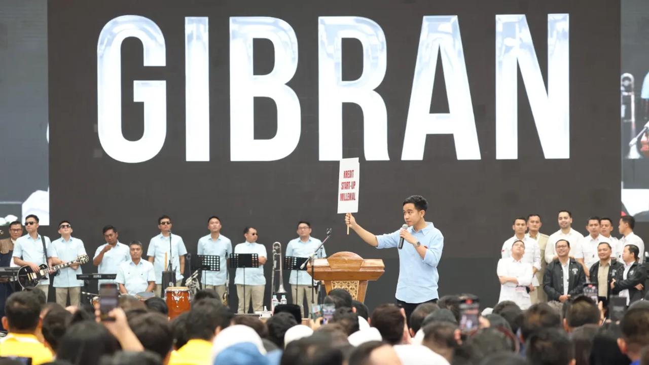 Dalam kesempatan yang sama, Nusron memuji Gibran yang dianggap mampu maju menjadi cawapres karena berani dan punya prestasi.<br>