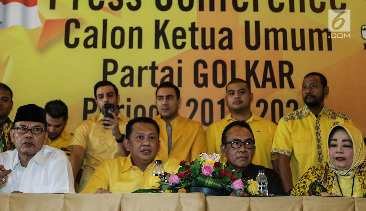 Sejumlah politisi Partai Golkar menyatakan diri maju sebagai calon ketua umum Partai Golkar saat konferensi pers di Jakarta, Kamis (18/7/2019). Bambang Soesatyo, Ali Yahya, Ulla Nuchrawatty dan Marlinda Irwanti menyatakan siap maju sebagai caketum periode mendatang. (Liputan6.com/Herman Zakharia)
